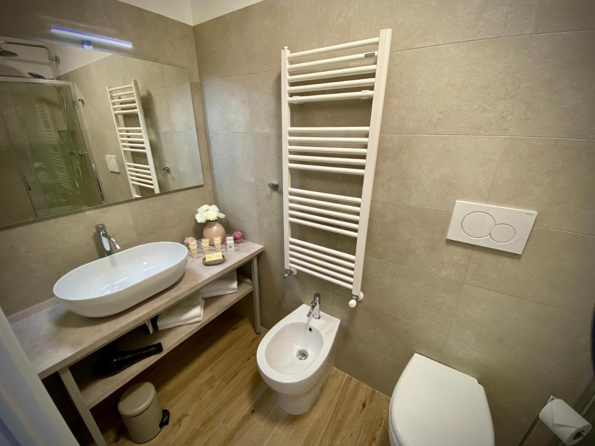 Five Flowers Guest House Триест Экстерьер фото
