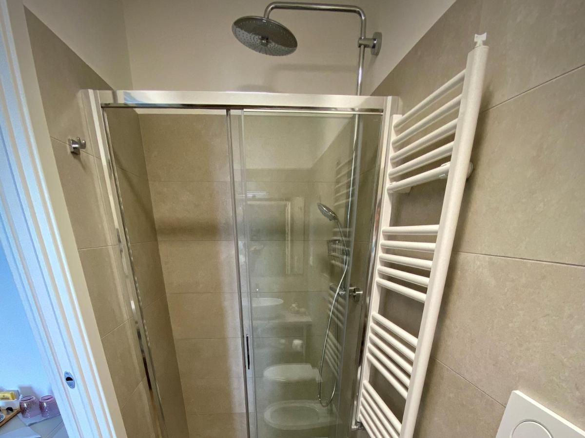 Five Flowers Guest House Триест Экстерьер фото