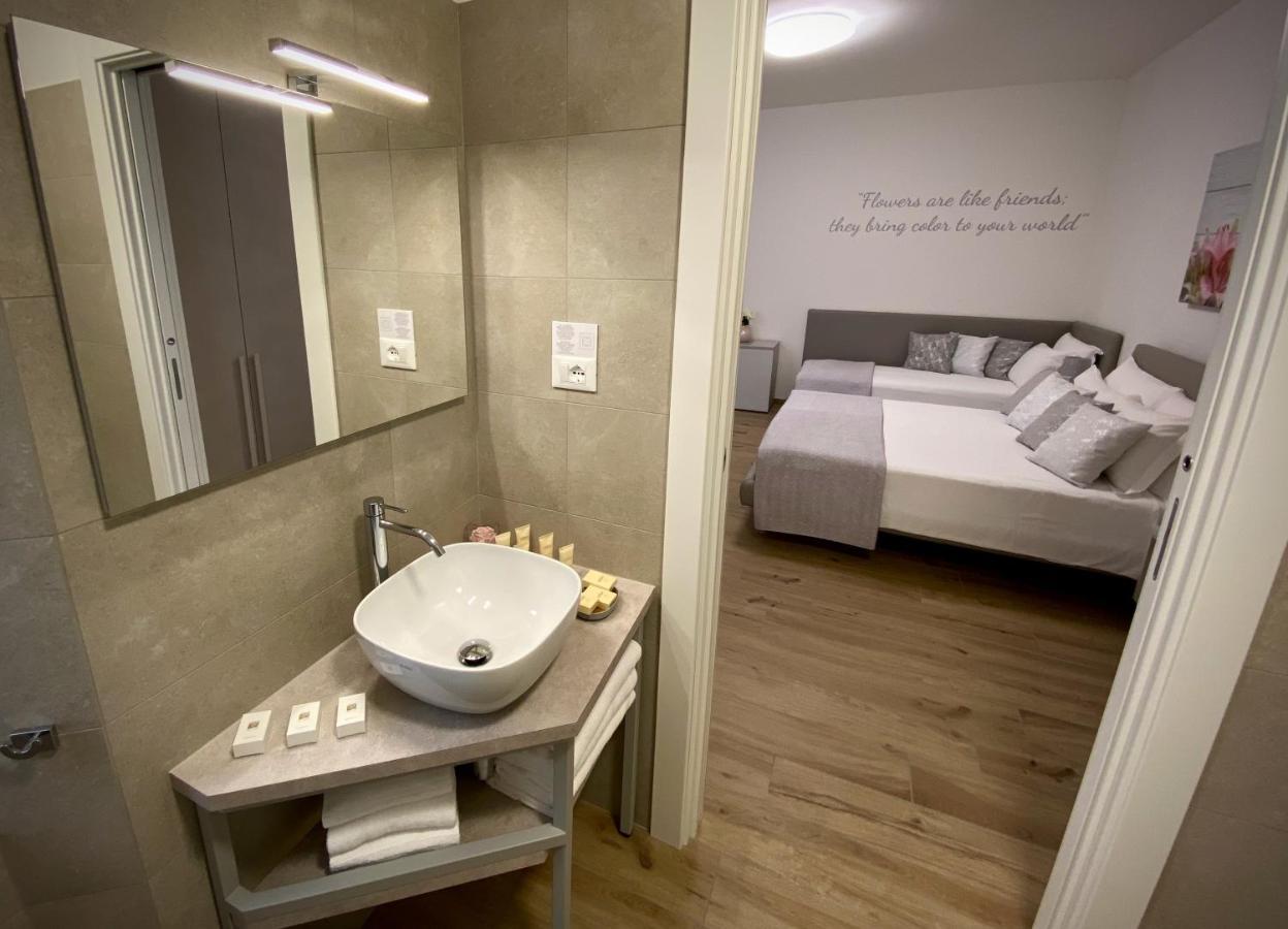 Five Flowers Guest House Триест Экстерьер фото