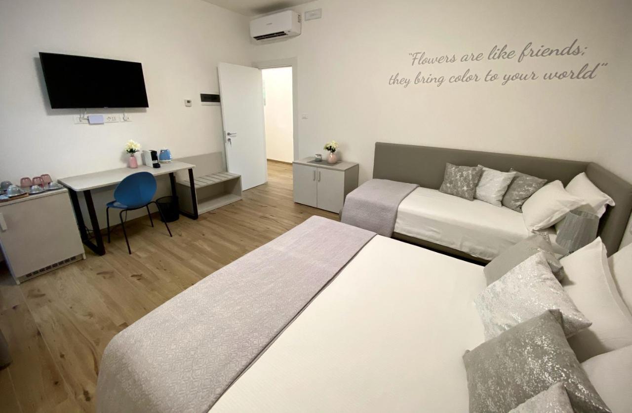 Five Flowers Guest House Триест Экстерьер фото