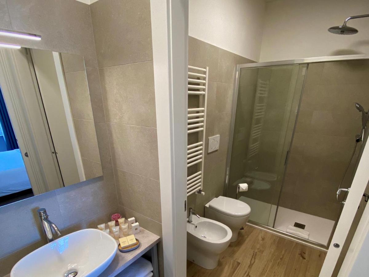Five Flowers Guest House Триест Экстерьер фото