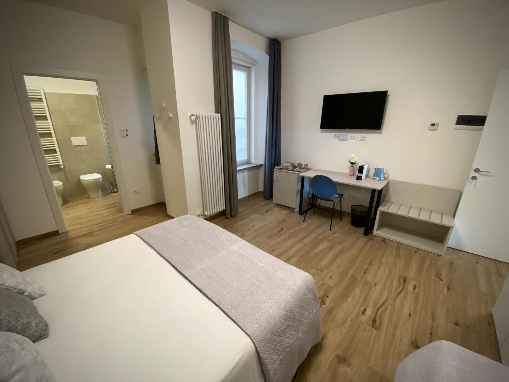 Five Flowers Guest House Триест Экстерьер фото